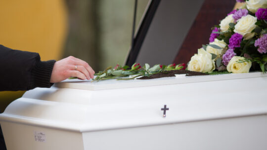 Morte all’estero: come funziona il funerale
